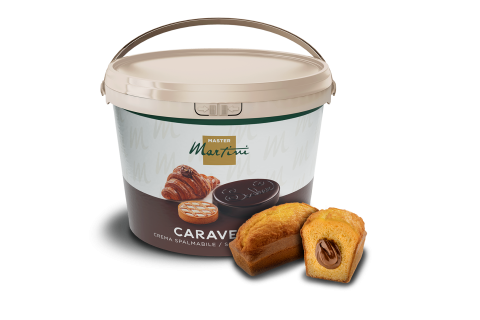 A large bucket of Master Martini Caravella spreadable cream beside a mini cake filled with chocolate cream.